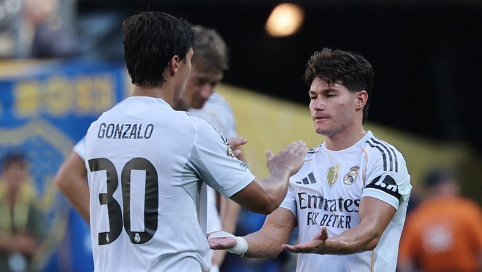 Soccer Football - FIFA Club World Cup - Quarter Final - Real Madrid v Borussia Dortmund - MetLife Stadium, East Rutherford, New Jersey, U.S. - July 5, 2025 Real Madrids Gonzalo Garcia reacts with Fran Garcia after being substituted REUTERS/Mike Segar
