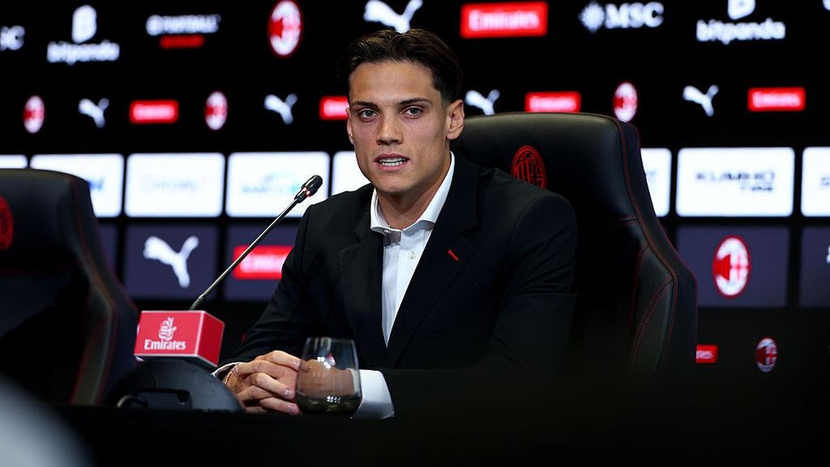 Ricci dalam jumpa pers pertama sebagai pemain Milan. Foto: AC Milan via Getty Images/Giuseppe Cottini