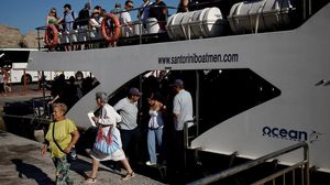 Siap-siap, Yunani Terapkan Pajak Baru untuk Turis Kapal Pesiar ke Santorini