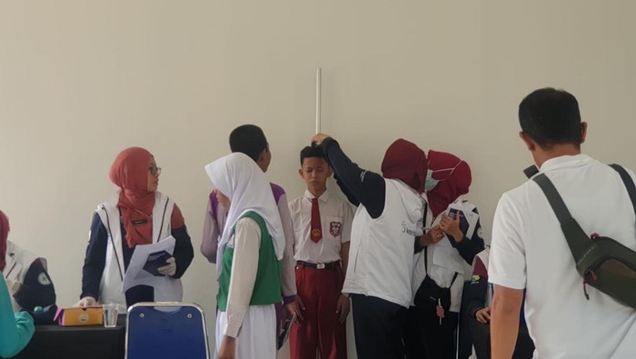 Siswa Sekolah Rakyat (SR) di Sentra Handayani, Jakarta Timur jalani tes kesehatan pada Rabu (9/7/2025).