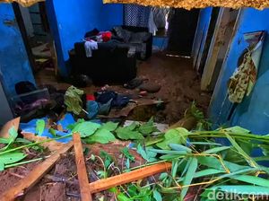 Video: Cerita Detik-detik Longsor Timbun Rumah Warga di Sukabumi, 1 Tewas Video: Cerita Detik-detik Longsor Timbun Rumah Warga di Sukabumi, 1 Tewas