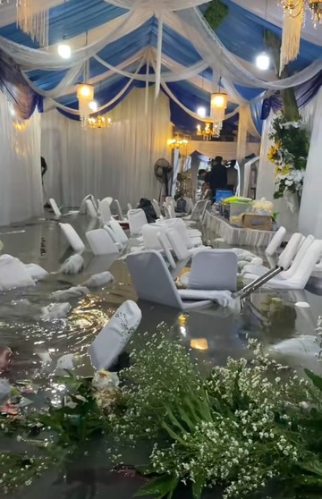 Pernikahan Viral Terendam Banjir di Tangerang, Dekor Hingga Kursi Mengambang
