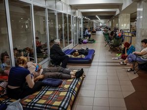 Takut Serangan Rusia, Warga Kyiv Berlindung di Stasiun Metro Takut Serangan Rusia, Warga Kyiv Berlindung di Stasiun Metro