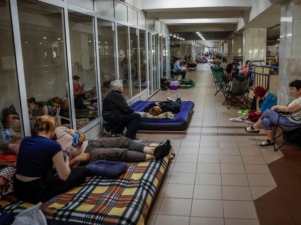 Takut Serangan Rusia, Warga Kyiv Berlindung di Stasiun Metro