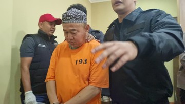 Tampang Guru Ngaji Cabuli 10 Santri di Jaksel, Kini Berbaju Tahanan