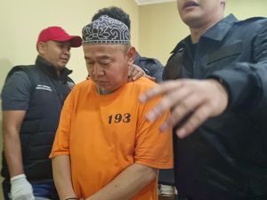 Tampang Guru Ngaji Cabuli 10 Santri di Jaksel, Kini Berbaju Tahanan