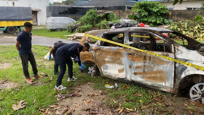 Tim Labfor Palembang mengambil sampel kendaraan beroda empat terbakar. Tim Labfor Palembang mengambil sampel kendaraan beroda empat terbakar.