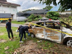 Tim Labfor Ambil Sampel Mobil Terbakar di Bateng yang Berisikan Jasad Mr X Tim Labfor Ambil Sampel Mobil Terbakar di Bateng yang Berisikan Jasad Mr X