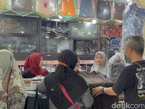 Toko Seragam di Surabaya Diserbu Pembeli Jelang Tahun Ajaran Baru