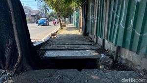 Potret Trotoar Berlubang yang Tak Bisa Dipakai di Bandung