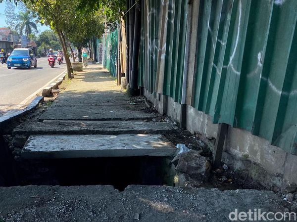 Potret Trotoar Berlubang yang Tak Bisa Dipakai di Bandung