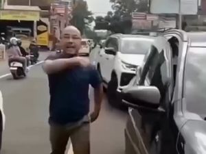 Video: Viral Polisi Diadang Pemobil saat Kawal Orang Sakit di Puncak Bogor Video: Viral Polisi Diadang Pemobil saat Kawal Orang Sakit di Puncak Bogor