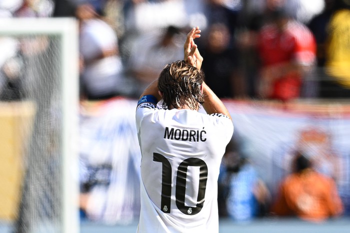 EAST RUTHERFORD, NEW JERSEY - JULY 9: Luka Modric #10 of Real Madrid C.F. applauds the fans after the FIFA Club World Cup 2025 semi-final match between Paris Saint-Germain and Real Madrid CF at MetLife Stadium on July 9, 2025 in East Rutherford, New Jersey. (Photo by Stephen Nadler/ISI Photos/ISI Photos via Getty Images)
