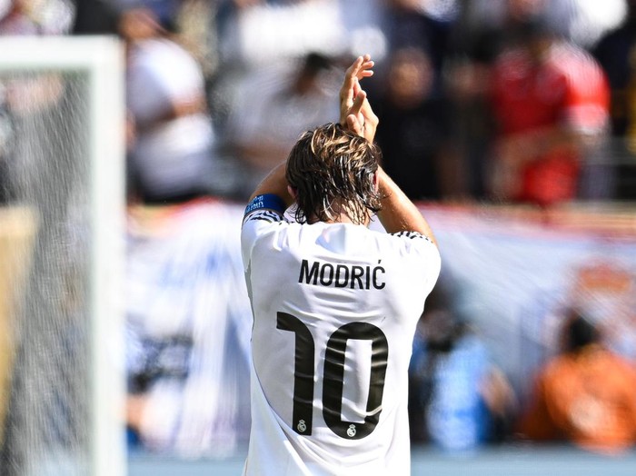 EAST RUTHERFORD, NEW JERSEY - JULY 9: Luka Modric #10 of Real Madrid C.F. applauds the fans after the FIFA Club World Cup 2025 semi-final match between Paris Saint-Germain and Real Madrid CF at MetLife Stadium on July 9, 2025 in East Rutherford, New Jersey. (Photo by Stephen Nadler/ISI Photos/ISI Photos via Getty Images)