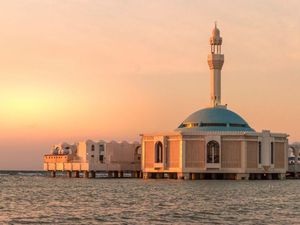 Menyelami Pesona Jeddah, Ini 5 Wisata Terbaik yang Tak Boleh Dilewatkan! Menyelami Pesona Jeddah, Ini 5 Wisata Terbaik yang Tak Boleh Dilewatkan!