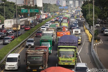 Ada Truk Mogok, Tol JORR Arah Pasar Rebo Macet