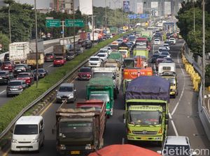 Ada Truk Mogok, Tol JORR Arah Pasar Rebo Macet Ada Truk Mogok, Tol JORR Arah Pasar Rebo Macet