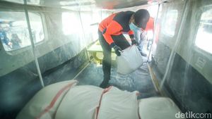 Antisipasi Banjir, BNPB Sebar Garam dari Udara