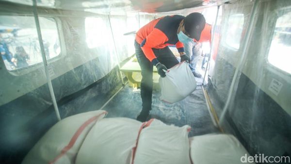 Antisipasi Banjir, BNPB Sebar Garam dari Udara