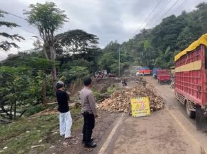 Buka Tutup Jalan Poros Enrekang-Toraja Akibat Amblas, Antrean Mobil Mengular