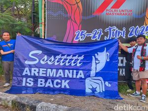Keseruan Aremania Saksikan Langsung Arema FC Hadapi Oxford di SJH