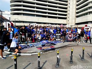 Momen Aremania Nikmati Jalan Braga: Bandung-Malang Saudara Selamanya