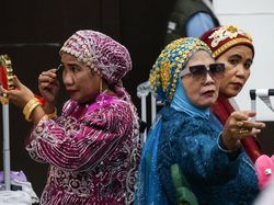 Busana Glamor Warnai Kedatangan Jemaah Haji Makassar