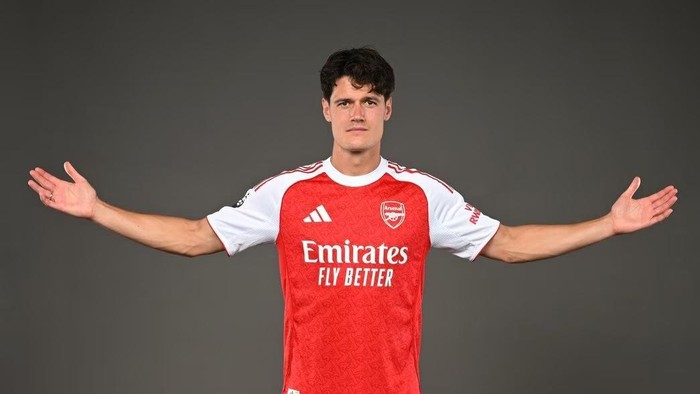 Christian Norgaard Arsenal mengumumkan rekrutan ketiganya di bursa musim panas 2025. Meriam London menggaet kapten Brentford, Christian Norgaard. Transfer Norgaard diumumkan Arsenal, Kamis (10/7/2025) petang WIB. Gelandang berusia 31 tahun itu mendapat jersey nomor punggung 16 di Emirates Stadium.
