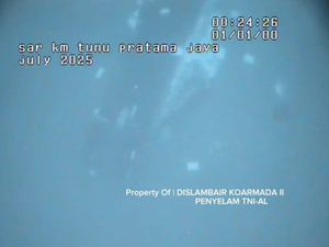 Bangkai Kapal Tunu Pratama Jaya Ditemukan Terbalik, 17 Korban Masih Hilang Bangkai Kapal Tunu Pratama Jaya Ditemukan Terbalik, 17 Korban Masih Hilang