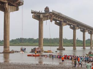 Dunia Hari Ini: Jembatan Runtuh di India, 9 Orang Tewas Dunia Hari Ini: Jembatan Runtuh di India, 9 Orang Tewas