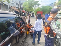 Putar Otak Dishub Makassar Bikin Kapok Pengendara Parkir di Bahu Jalan