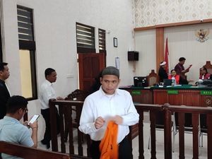 Pinjam Motor Istri untuk Edarkan Sabu, Driver Ojol Duduk di Kursi Pesakitan Pinjam Motor Istri untuk Edarkan Sabu, Driver Ojol Duduk di Kursi Pesakitan