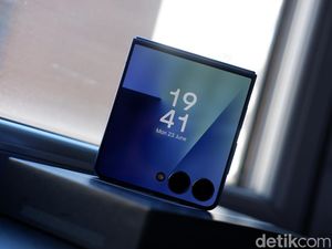 Hands-on Galaxy Z Flip7: Desain Tipis, Layar Luas, dan AI Canggih Bikin Nagih Hands-on Galaxy Z Flip7: Desain Tipis, Layar Luas, dan AI Canggih Bikin Nagih