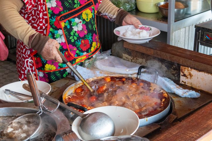 Hukum Makan di Restoran yang Jual Babi Walau Alat Masaknya Dipisah