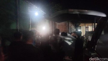 Isak Tangis Keluarga di Bali Sambut Jenazah Korban KMP Tunu Pratama Jaya