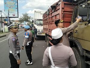 Kapolres Tabanan Tinjau Jalan Ambles di Bajera, Sopir Truk Diberi Bantuan Kapolres Tabanan Tinjau Jalan Ambles di Bajera, Sopir Truk Diberi Bantuan