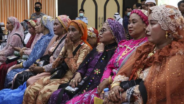 Jamaah haji kelompok terbang (kloter) terakhir debarkasi Makassar mengikuti prosesi kedatangan saat tiba di Asrama Haji Makassar, Sulwesi Selatan, Kamis (10/7/2025). Prosesi pemulangan jamaah haji debarkasi Makassar resmi ditutup setelah kloter terakhir tiba di Asrama Haji Makassar dengan total jamaah haji yang tiba di tanah air melalui debarkasi tersebut sebanyak 15.831 orang yang tergabung dalam 41 kloter, sementara lima orang lainnya masih menjalani perawatan di Arab Saudi karena sakit. ANTARA FOTO/Arnas Padda/rwa.
