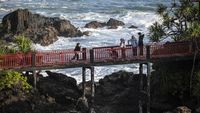 Keindahan Pantai Menganti dengan Batu Lava Kuno