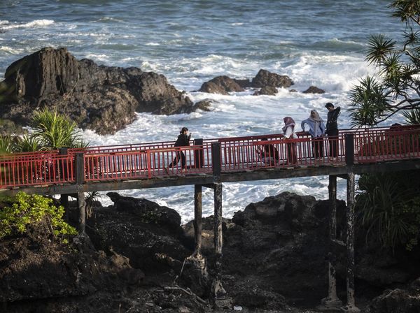 Keindahan Pantai Menganti dengan Batu Lava Kuno
