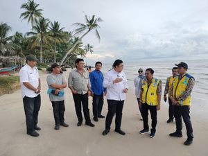 Stafsus Menko AHY Tinjau Abrasi Sambas, Komitmen Perjuangkan Solusi Stafsus Menko AHY Tinjau Abrasi Sambas, Komitmen Perjuangkan Solusi