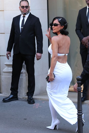 Kim Kardashian Tampil di Catwalk Balenciaga, Jalan Diejek Bak Orang Mabuk