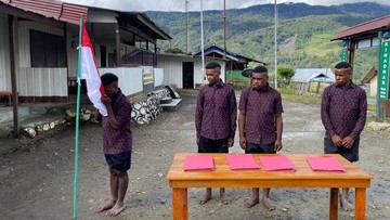 Cium Merah Putih, 4 Eks Anggota KKB di Puncak Papua Ikrar Setia ke NKRI