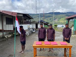 Cium Merah Putih, 4 Eks Anggota KKB di Puncak Papua Ikrar Setia ke NKRI Cium Merah Putih, 4 Eks Anggota KKB di Puncak Papua Ikrar Setia ke NKRI