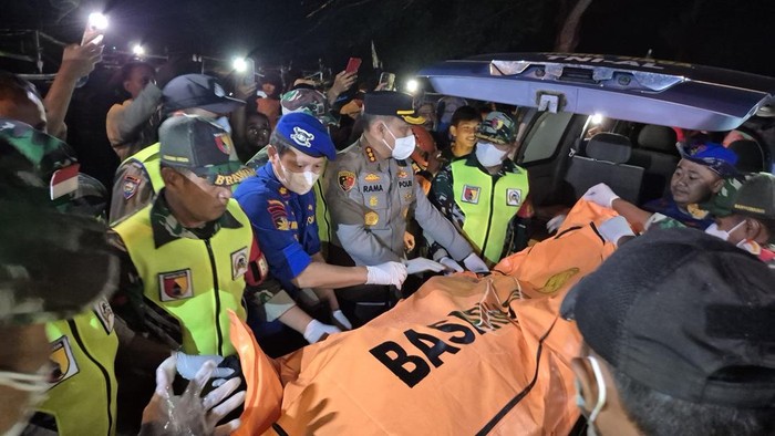 KMP Tunu Pratama Jaya Evakuasi mayat disangka korban KMP Tunu Pratama Jaya yang perairan Teluk Banyubiru, kawasan Taman Nasional Alas Purwoditemukan di