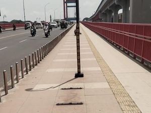 Warga Keluhkan Kursi Wisatawan di Jembatan Ampera Hilang