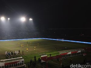 Lampu Stadion SJH Tiba-tiba Mati di Laga Arema FC Vs Oxford United Lampu Stadion SJH Tiba-tiba Mati di Laga Arema FC Vs Oxford United
