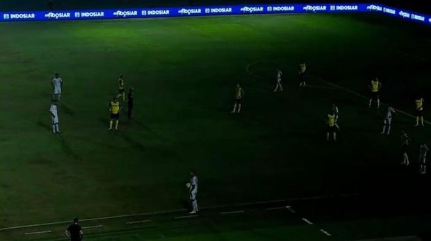 Lampu Stadion Si Jalak Harupat padam di laga Arema vs Oxford
