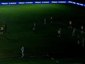 Lampu Stadion Si Jalak Harupat Padam, Laga Arema vs Oxford Dihentikan Lampu Stadion Si Jalak Harupat Padam, Laga Arema vs Oxford Dihentikan