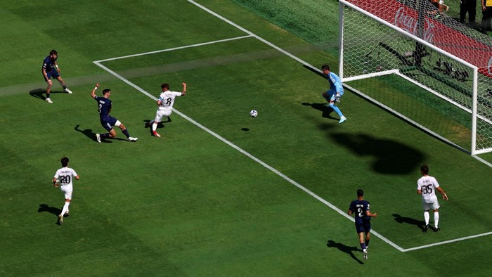 Lihat Lagi Momen PSG Bantai Madrid 4-0 Soccer Football - FIFA Club World Cup - Semi Final - Paris St Germain v Real Madrid - MetLife Stadium, East Rutherford, New Jersey, U.S. - July 9, 2025 Paris St Germain's Fabian Ruiz scores their third goal REUTERS/Hannah Mckay TPX IMAGES OF THE DAY