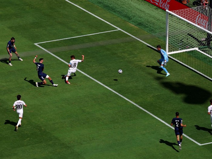 Soccer Football - FIFA Club World Cup - Semi Final - Paris St Germain v Real Madrid - MetLife Stadium, East Rutherford, New Jersey, U.S. - July 9, 2025 Paris St Germain's Fabian Ruiz scores their third goal REUTERS/Hannah Mckay     TPX IMAGES OF THE DAY